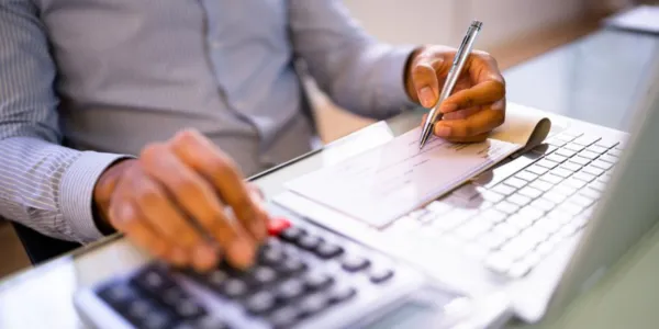 How to Become an Accounting and Payroll Specialist