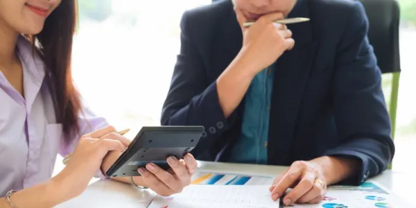 How to Become an Accounting and Payroll Specialist